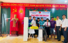 Phó Chủ tịch thường trực HĐND huyện Nguyễn Hoành Sơn trao xe đạp cho học sinh nghèo