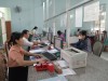 Cán bộ công chức bộ phận một cử xã Tân Thành giải quyết hồ sơ cho người dân.