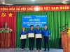 Đồng chí Tạ Minh Tâm - Bí thư huyện đoàn trao giấy khen cho tập thể, cá nhân đạt thành tích xuất sắc năm 2023