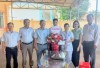Các đồng chí Thường trực Đảng ủy, UBND xã tặng thăm, tặng hoa nhân ngày Thầy thuốc Việt Nam