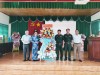 Phó Bí thư Thường trực Huyện uỷ Nguyễn Thị Hoài Thanh và đồng chí Trịnh Tiến Tâm - CNUBKTHU tặng hoa chúc mừng hai đơn vị