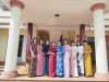 Phó Bí thư Thường trực Huyện uỷ Bù Đốp Nguyễn Thị Hoài Thanh (người đứng giữa) chụp hình lưu niệm cùng cán bộ nữ xã Thanh Hoà