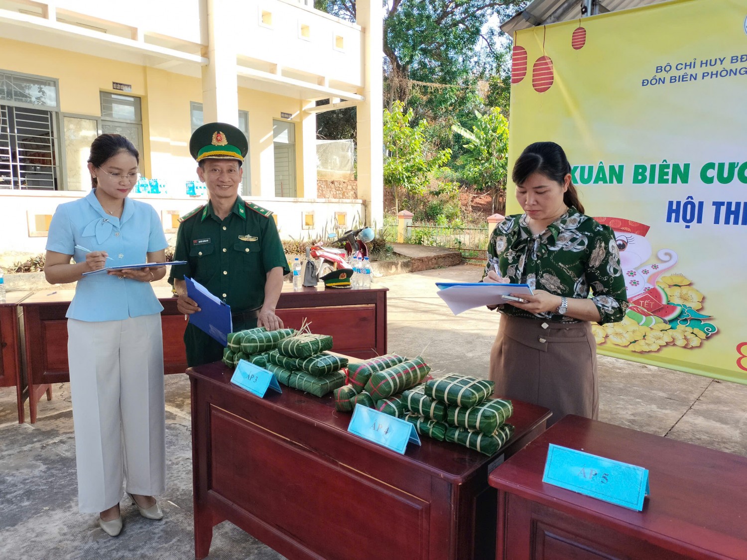 HỘI LHPN XÃ HƯNG PHƯỚC PHỐI HỢP TỔ CHỨC GÓI BÁNH CHƯNG, BÁNH TÉT NHÂN DỊP TẾT NGUYÊN ĐÁN ẤT TỴ 2025