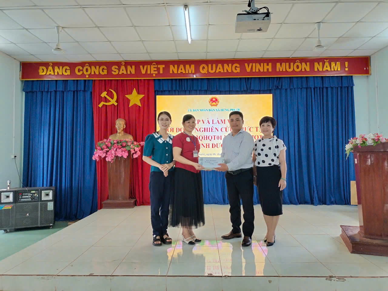 Sinh viên lớp Quan hệ quốc tế Trường Đại học Thủ Dầu Một tham gia chuyến thực tế tại xã Hưng Phước