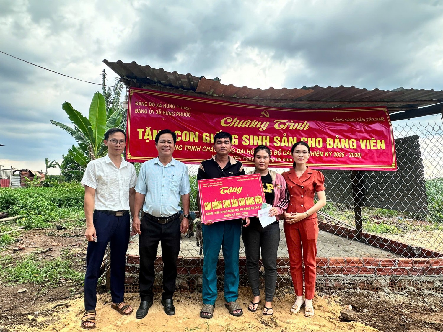XÃ HƯNG PHƯỚC TRAO TẶNG CON GIỐNG SINH SẢN- CÔNG TRÌNH CHÀO MỪNG ĐẠI HỘI ĐẢNG CÁC CẤP, NHIỆM KỲ 2025-2030