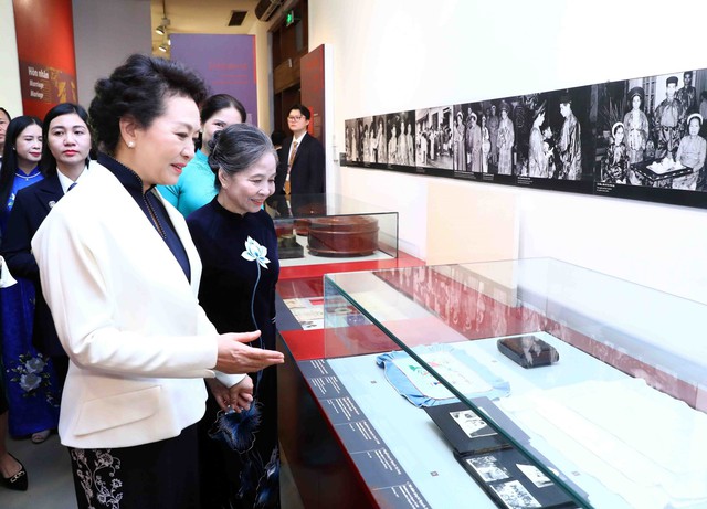 Phu nhân Tổng Bí thư Nguyễn Phú Trọng và Phu nhân Tổng Bí thư, Chủ tịch nước Trung Quốc Tập Cận Bình thăm Bảo tàng phụ nữ Việt Nam - Ảnh 1.
