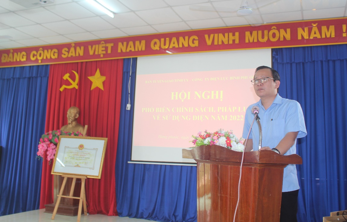 Báo cáo viên Trung ương Phan Duy Khiêm, Trưởng phòng Thông tin - Khoa giáo (Ban Tuyên giáo Tỉnh ủy) thông tin chuyên đề tại hội nghị