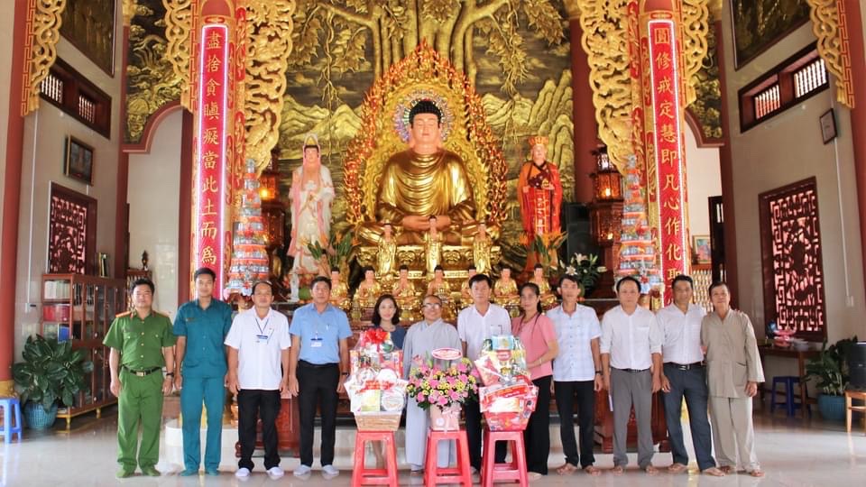 Đoàn lãnh đạo UBND xã Tân Thành thăm, chúc mừng các chùa nhân lễ Vu Lan năm 2023