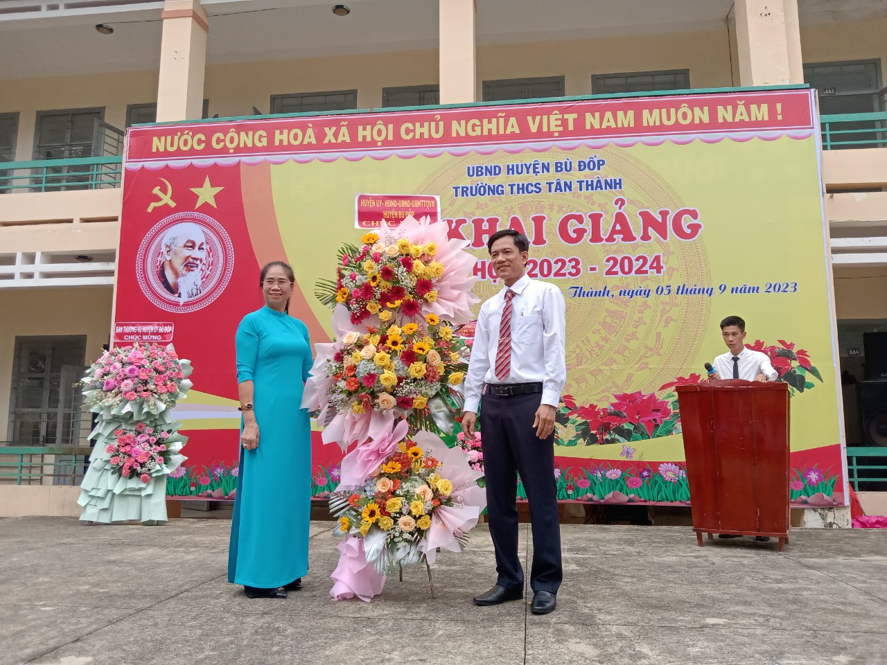 Bà Bùi Thị Thảo - HUV - Bí thư Đảng ủy xã tặng hoa chúc mừng Lễ khai giảng tại trường THCS Tân Thành