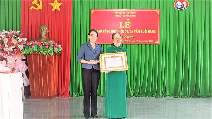 Phó bí thư thường trực Huyện ủy Nguyễn Thị Hoài Thanh trao huy hiệu Đảng