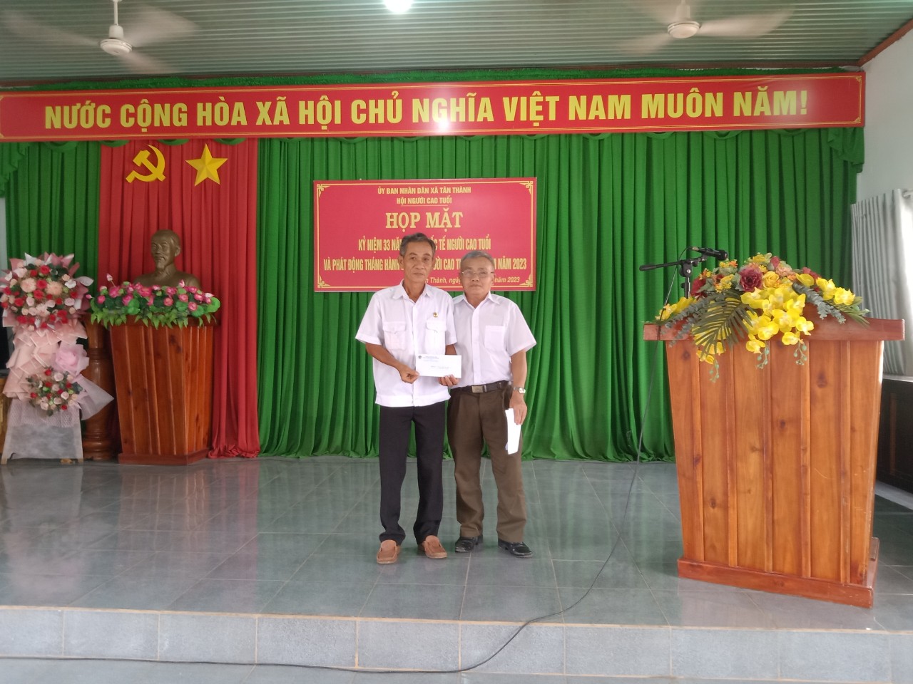 Chủ tịch Hội người cao tuổi huyện Bù Đốp ông Mai Văn Rạng tặng quà chúc mừng