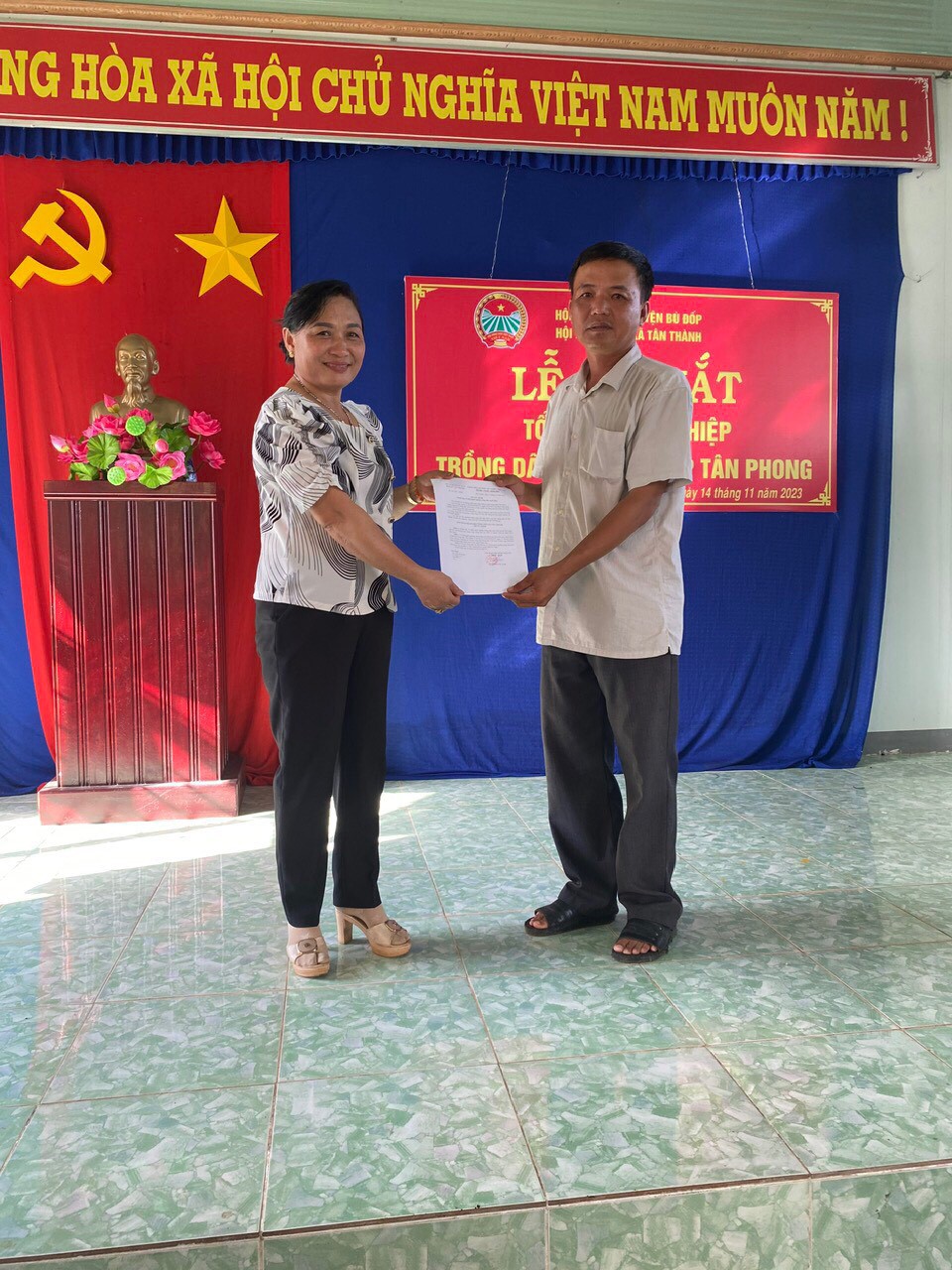 PCT Hội Nông dân xã trao quyết định Thành lập Tổ nghề nghiệp trồng dâu nuôi tằm