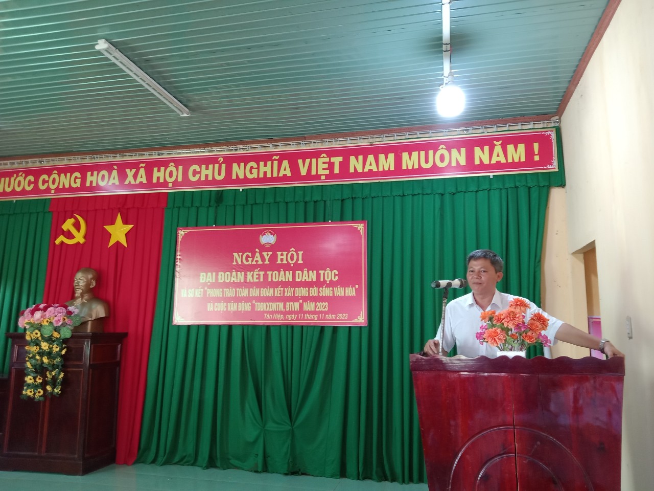 Đ/c Trần Bá Hải-PBT đảng ủy xã phát biểu tại ngày hội