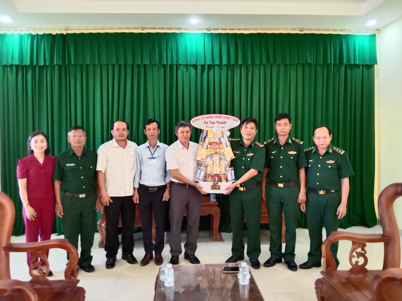 Xã Tân Thành thăm tặng quà Đồn Biên phòng Tân Thành nhân Kỷ niệm 79 năm Ngày thành lập Quân đội nhân dân Việt Nam (22/12/1944- 22/12/2023)