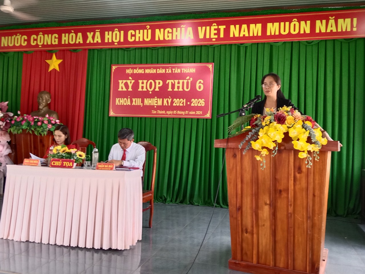 Đồng chí Bùi Thị Thảo- huyện ủy viên- bí thư đảng ủy xã phát biểu tại kỳ họp.