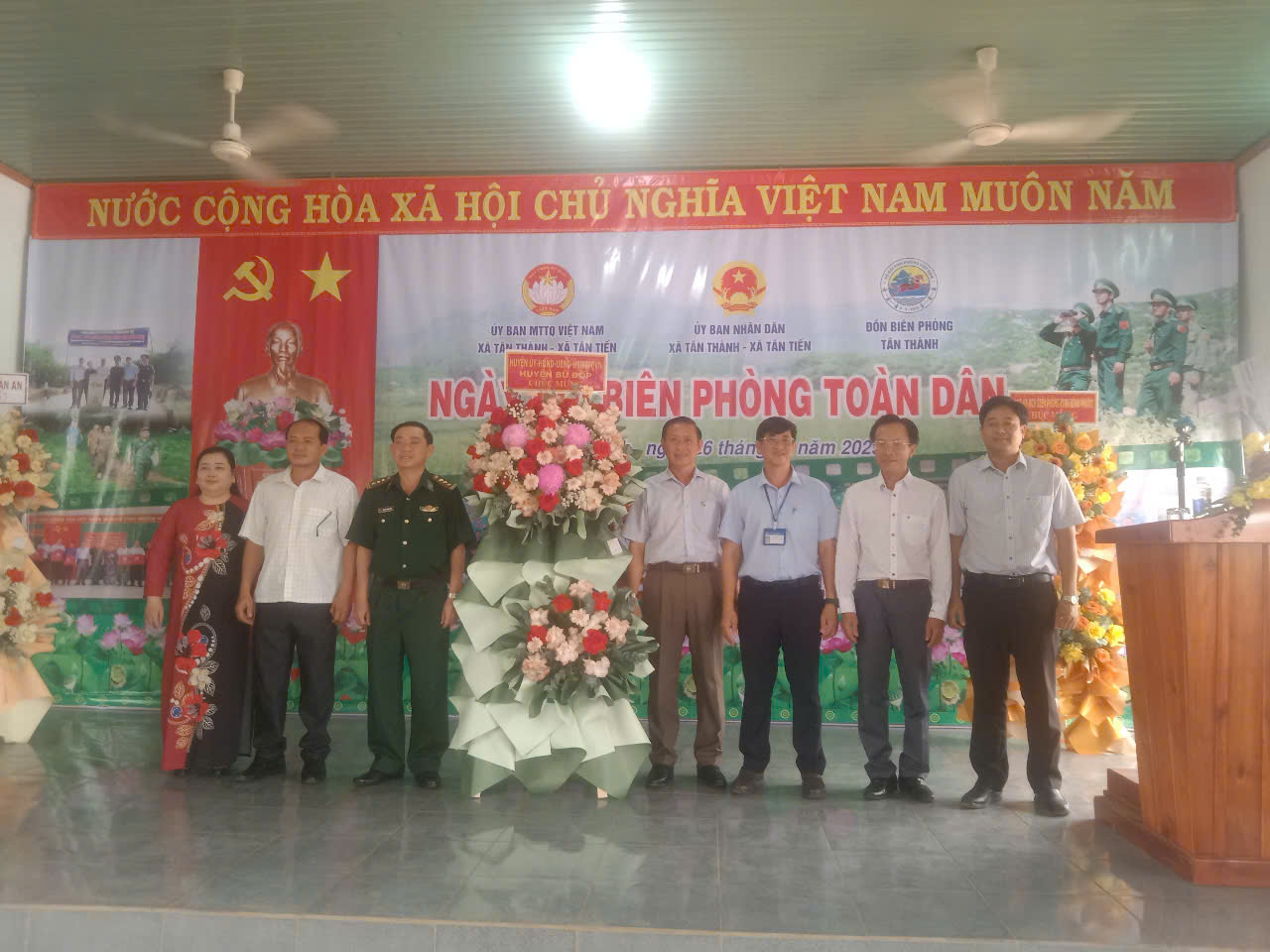 Lãnh đạo huyện Bù Đốp tặng hoa chúc mừng ngày hội  Biên phòng toàn dân năm 2025.