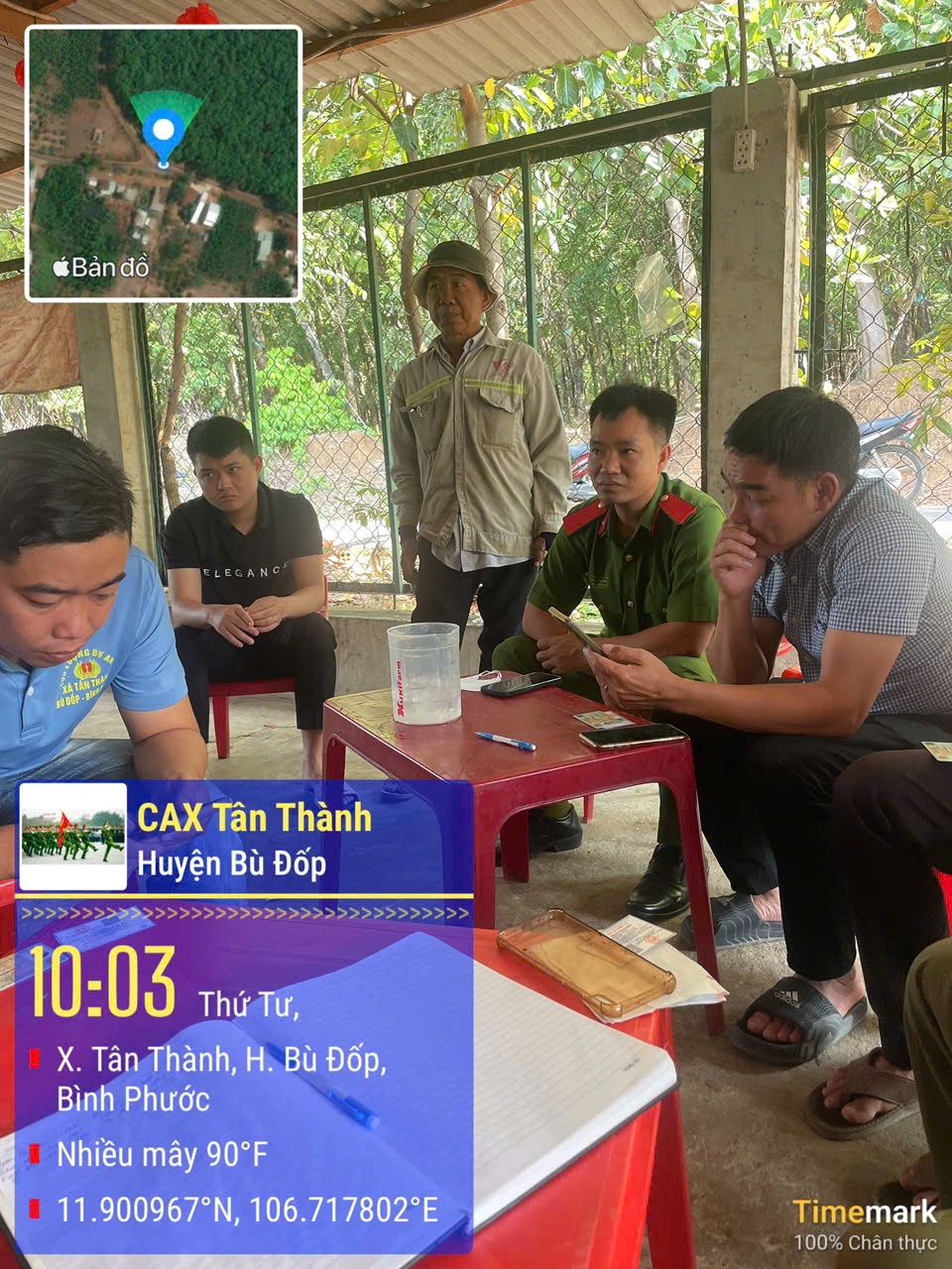 Công an xã Tân Thành hướng dẫn người dân tích hợp giấy tờ trên ứng dụng VneID