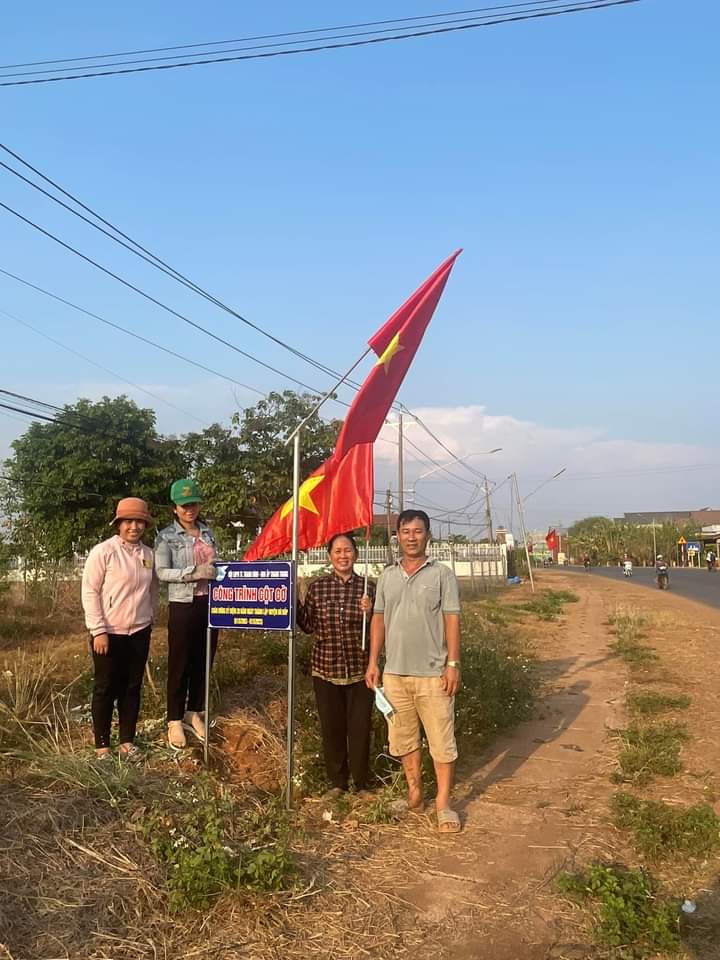Hội LHPN thị trấn phối hợp với BĐH ấp Thanh Trung dựng cột cờ cố định