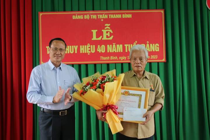 Đảng ủy thị trấn Thanh Bình tổ chức Lễ trao tặng huy hiệu 40 năm tuổi đảng