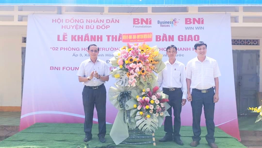 Ông Nguyễn Hoành Sơn - PCT HĐND tặng hoa chúc mừng Trường TH&THCS Thanh Hoà