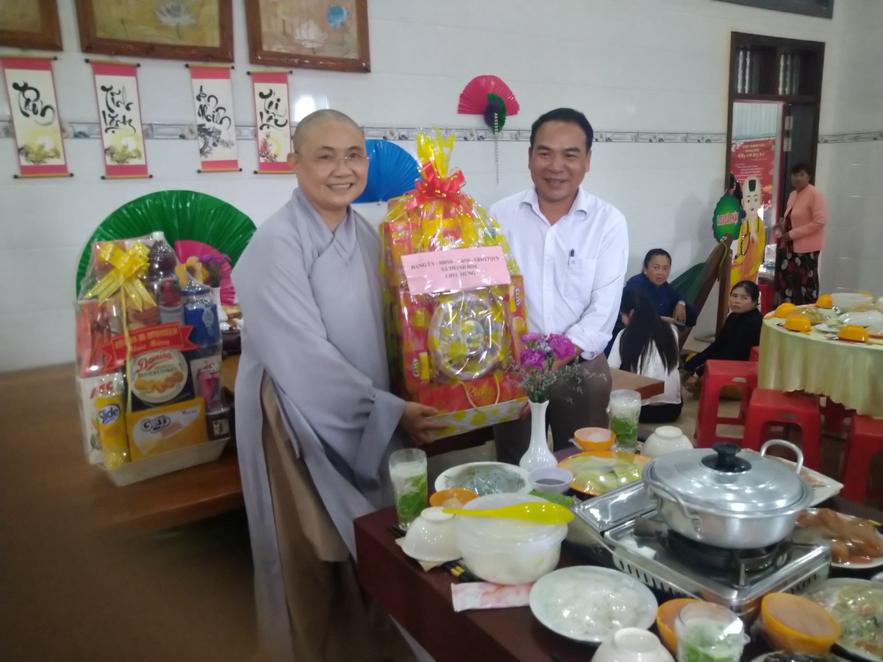 Ông Vũ Văn Hiếu - CT UBND xã tặng quà cho đại diện Chùa Thanh Vân