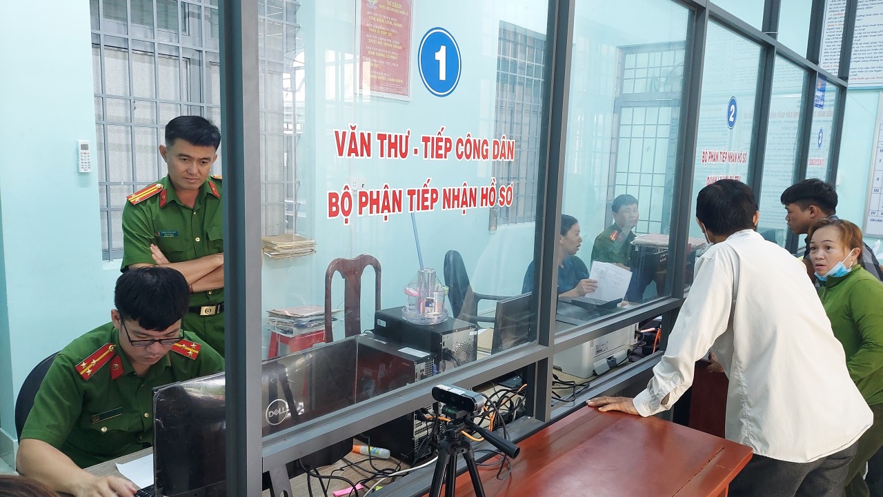 Công an xã Thanh Hoà thu nhận tài khoản định danh điện tử mức 2