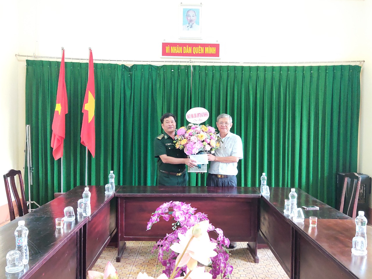Bí thư Đảng uỷ Trần Văn Bình tặng hoa chúc mừng Đồn biên phòng Thanh Hoà