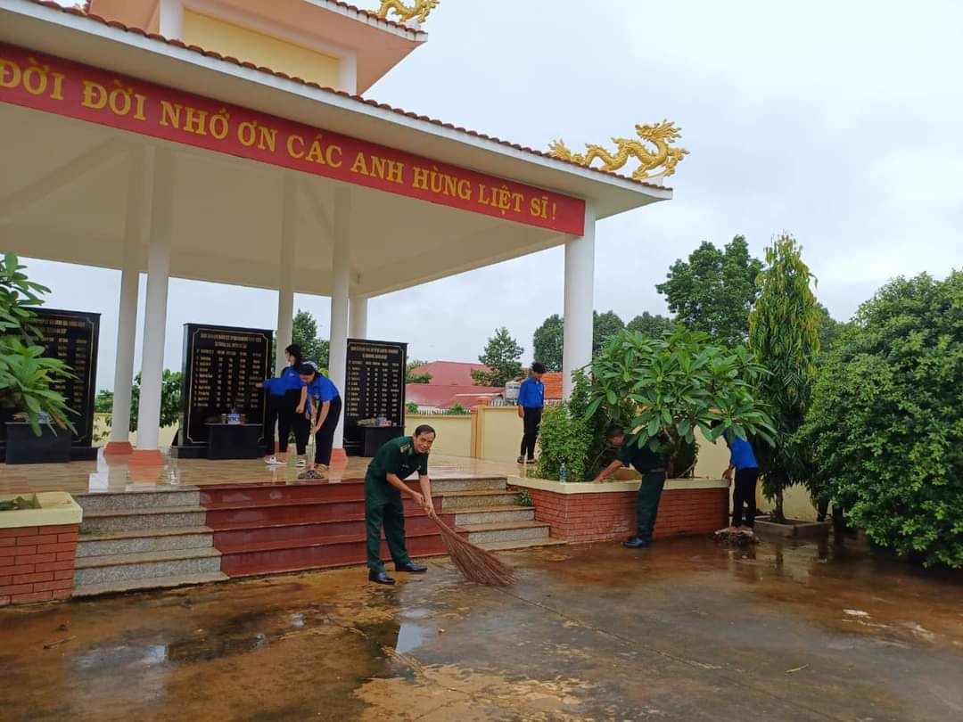 Đoàn viên và đội công tác địa bàn xã Thanh Hoà dọn vệ sinh nhà bia ghi danh các anh hùng liệt sĩ xã Thanh Hoà