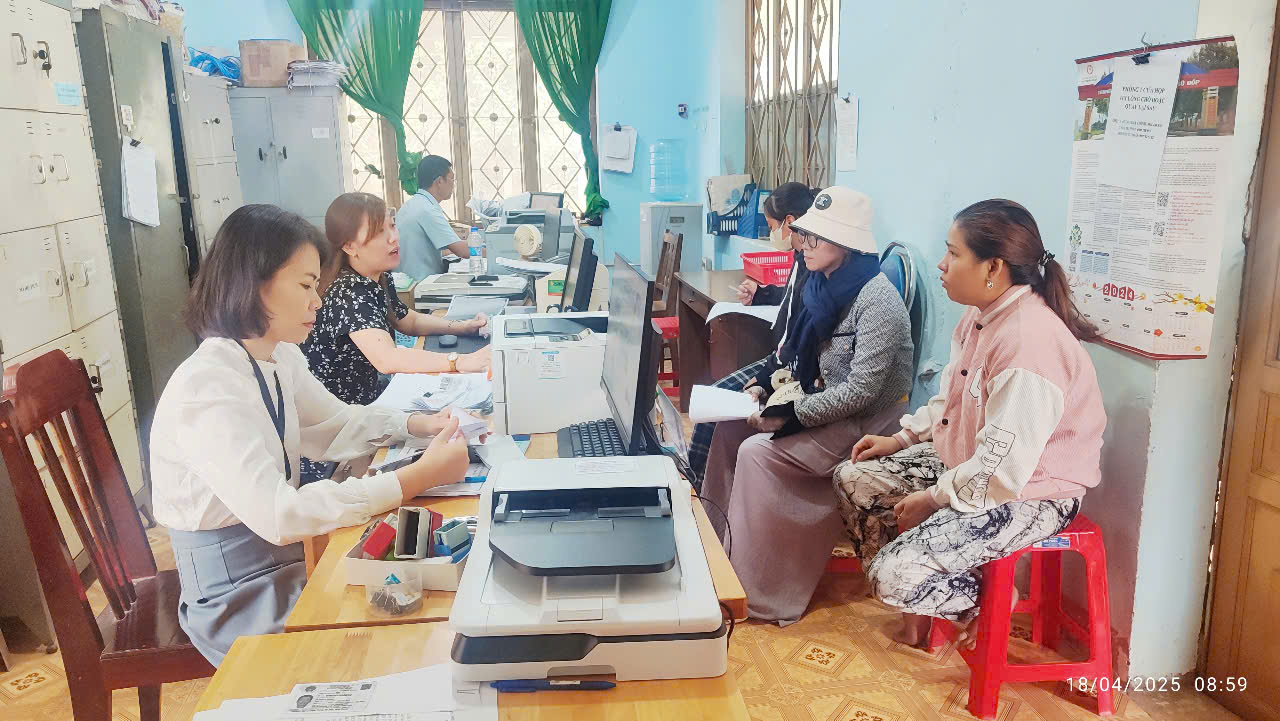 Tổ một cửa xã Thiện Hưng tiếp công dân
