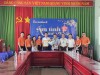 Lãnh đạo và nhân viên Sacombank chup hình lưu niệm cùng lãnh đạo địa phương